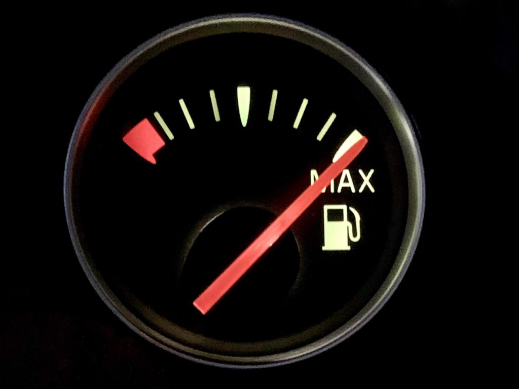 Come risparmiare benzina: ecco alcuni trucchi
