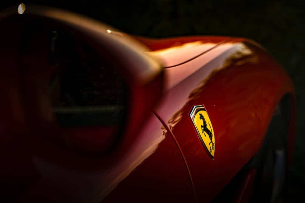 La svolta della Ferrari: la prima auto elettrica vestita di rosso