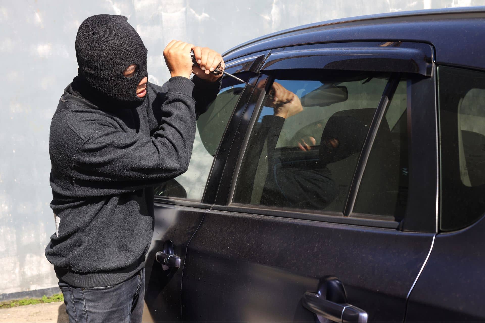 Come proteggere la tua auto dai furti: abitudini, strumenti e un po’ di attenzione