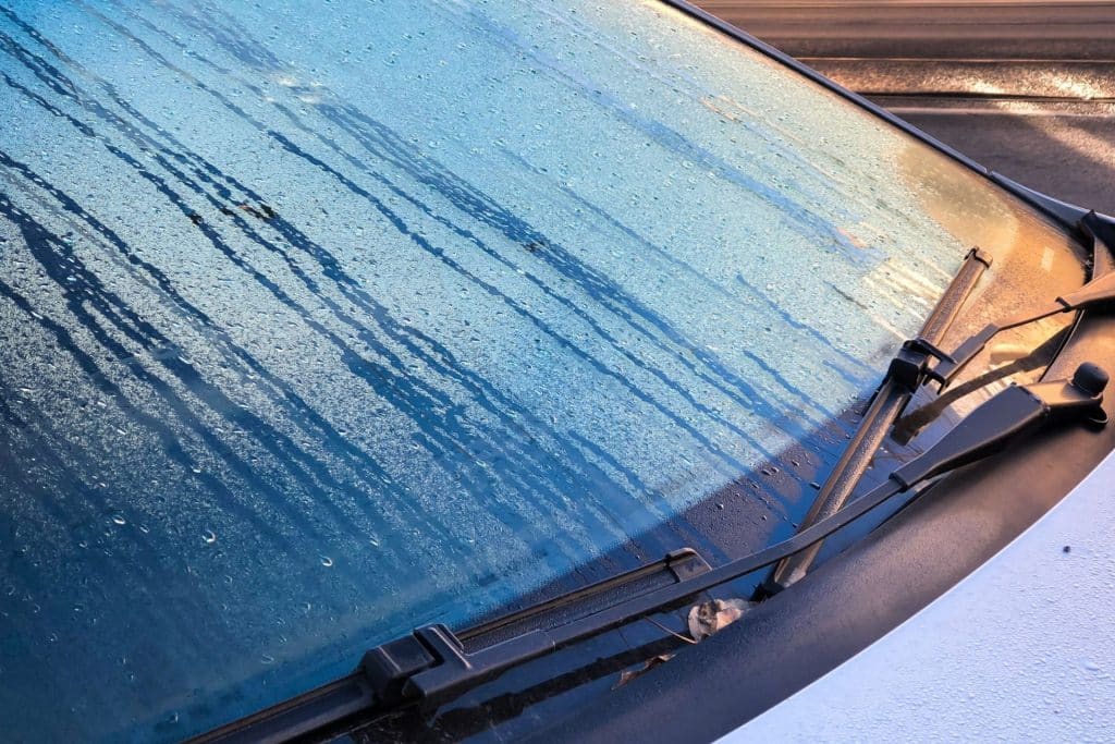 Controllo auto dopo il maltempo: 4 segnali che una scheggiatura sul parabrezza sta peggiorando